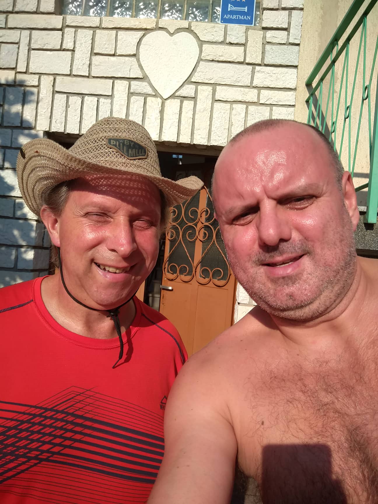 Gianni (kalapban) és jómagam, immáron nem csupán az utazástól megfáradtan