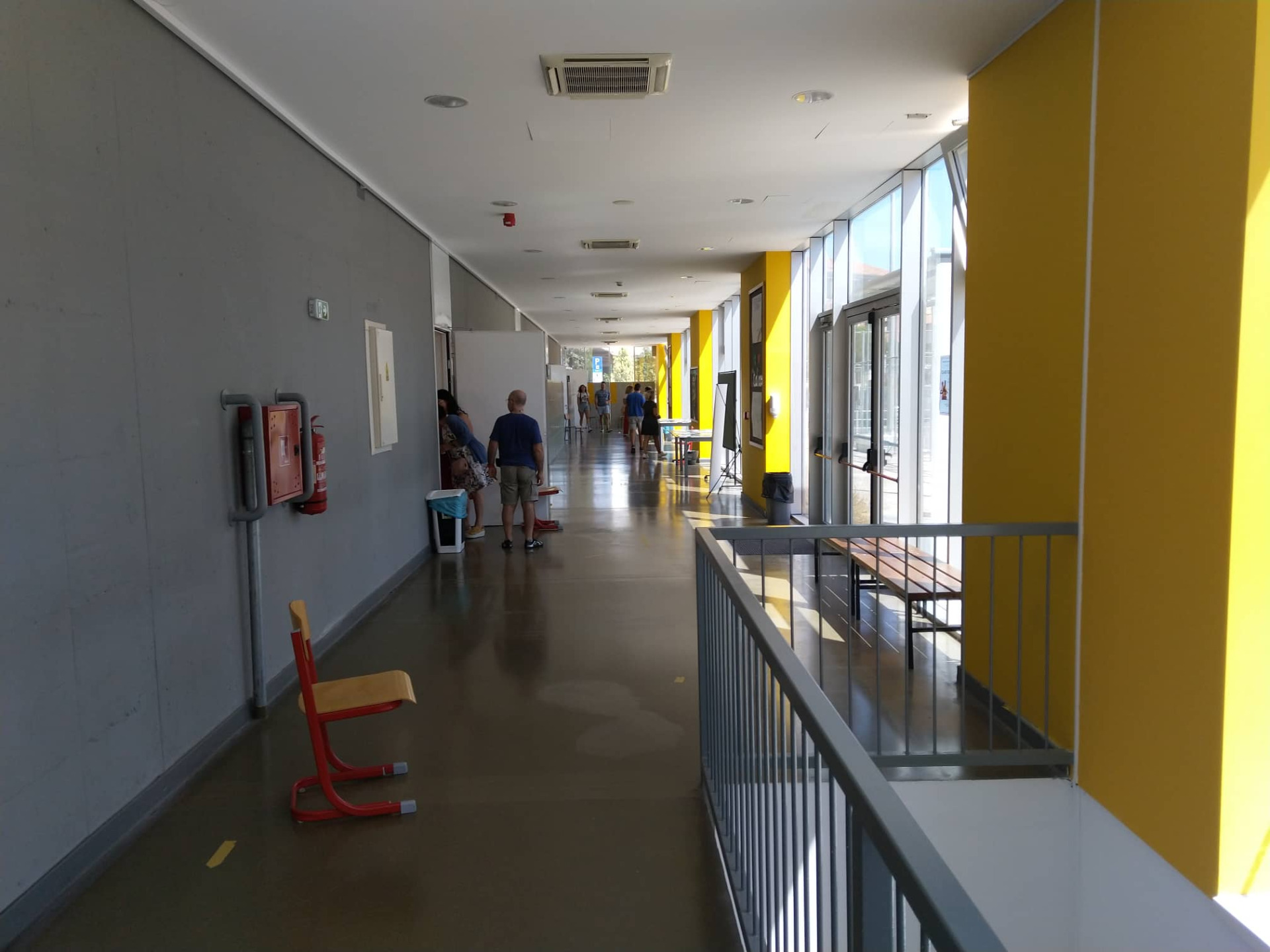 Lézengés az iskolában, némileg a megbeszélt kezdési időpont után. Az olaszok természetesen még sehol.